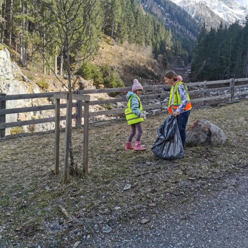 Kinder beim Müllsammeln